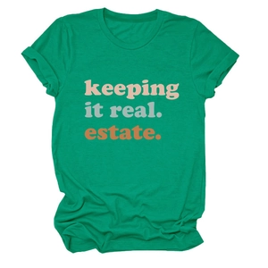 Dettaglio di una t-shirt verde in cotone a girocollo con stampa keeping it real estate