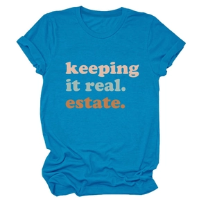 Dettaglio della maglietta blu brillante a girocollo con stampa keeping it real estate