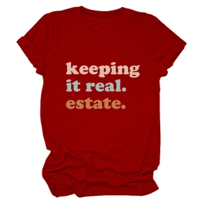 Dettaglio della maglietta rossa a girocollo con stampa di testo vintage keeping it real estate