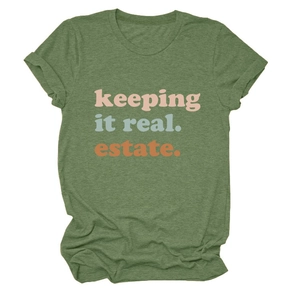 Dettaglio della t-shirt verde mélange con scollo a giro e testo colorato Keeping It Real