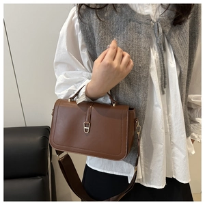 Détail du sac bandoulière en cuir PU marron avec boucle dorée et bandoulière réglable