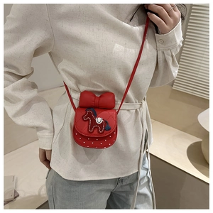Dettaglio della mini borsa rossa a tracolla con fiocco 3D e ricamo di pony