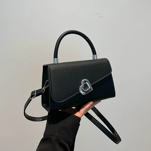 Borsa a tracolla nera in similpelle con chiusura a cuore argento e manico fisso