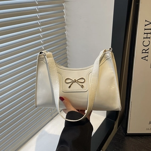 Borsa a spalla in pelle verniciata bianca con fiocco metallico e forma a trapezio