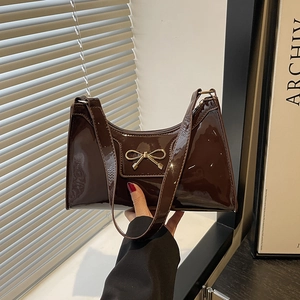 Borsa sottoascella alla moda in pelle PU marrone scuro con fiocco in metallo dorato