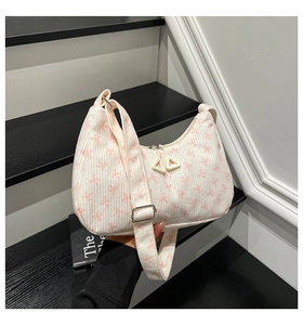 Dettaglio della borsa hobo in velluto a coste bianco con motivi a fiocco rosa e fibbia