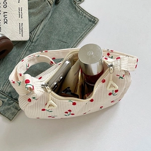 Borsa a spalla in velluto a coste bianco con stampa ciliegie e interno capiente