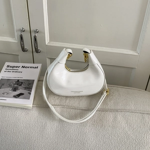 Borsa hobo a mezzaluna in pelle lucida bianca con finiture dorate e tracolla