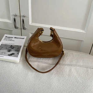 Elegante borsa a mezzaluna in pelle verniciata marrone con cerniera dorata e finitura di lusso