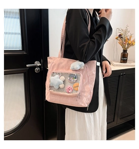 Primer plano detallado de un bolso ita de nailon rosa con ventana de exhibición de PVC