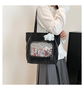 Detalle del bolso ita de nailon con ventana grande de PVC y colgante de estrella azul