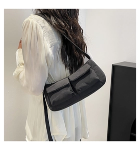 Borsa a tracolla in nylon nero impermeabile con doppie tasche utility indossata dal modello