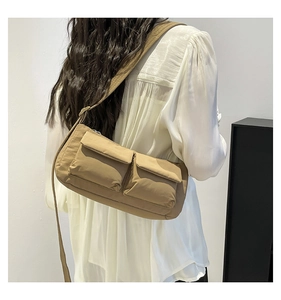 Vista posteriore della borsa a tracolla in nylon kaki con due tasche e cinturino largo