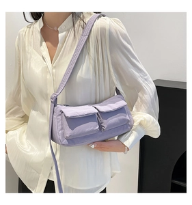 Dettaglio della borsa a tracolla in nylon lavanda con doppie tasche e tracolla regolabile