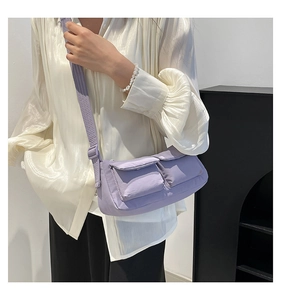 Dettaglio della borsa a tracolla in nylon viola chiaro impermeabile con doppie tasche