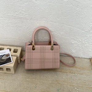 Grande borsa a mano rosa trapuntata con manico superiore e dettagli dorati vintage