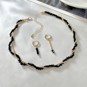 Elegante collana di perle di cristallo nero e orecchini abbinati su seta bianca