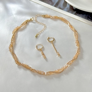 Set collana e orecchini con cristalli champagne e design a filo dorato intrecciato