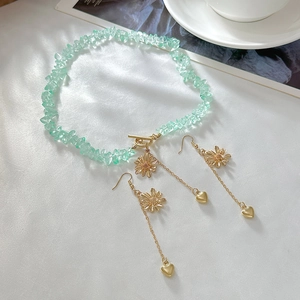Set gioielli boho con collana di pietre verdi e orecchini a cuore con margherita oro