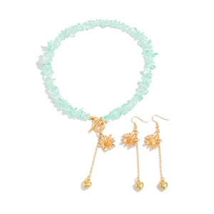 Set gioielli dorati con nappa a cuore, pietre verde chiaro e collana a fiore margherita