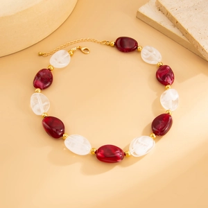 Dettaglio della collana vintage in resina con perline effetto marmo e distanziatori dorati