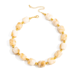 Collana etnica in resina con perle beige irregolari e dettagli dorati