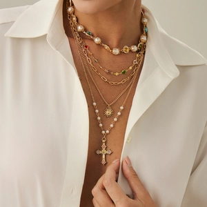 Collana a strati dorata di lusso con pietre colorate e ciondolo a croce scintillante