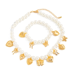 Set gioielli con perle fittizie e ciondoli a cuore e fiocco dorati collana e braccialetto
