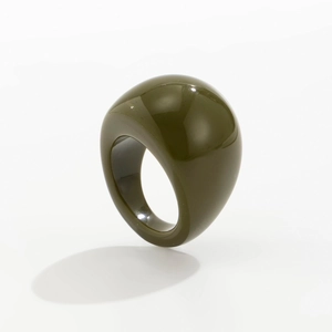 Dettaglio di un anello in resina verde oliva traslucido con finitura lucida