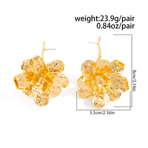Große goldene Blumenohrringe mit Hammerschlag-Textur, Maße 8 cm mal 5,5 cm im Detail