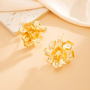 Detailansicht der großen goldfarbenen Ohrringe in Blumenform mit Hammerschlag-Optik