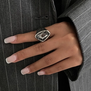 Anello vintage in cristallo acrilico con pietra grigia sfaccettata e cornice in argento