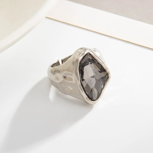 Détail d'une bague réglable en argent vintage sertie d'une grande pierre gris foncé
