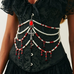 Catena per il corpo gotica con perle insanguinate, pietre rosse e croci su corsetto