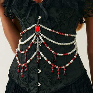 Catena per il corpo gotica con perle rosse, perle e croce su pizzo nero