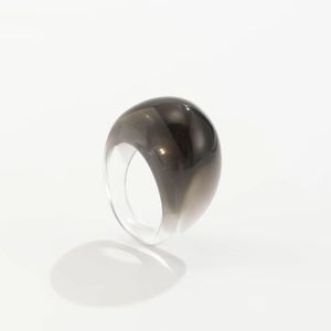 Detailansicht eines halbtransparenten rauchgrauen Harzrings mit Kuppeldesign