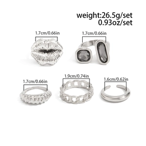 Ensemble de 5 bagues argentées avec lèvres et pierres acryliques incluant les tailles