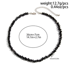 Dettaglio della collana di perline nere con chiusura argento e specifiche dimensioni