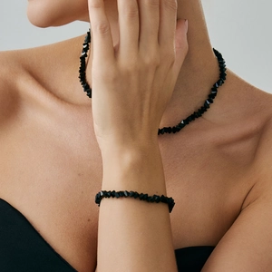 Dettaglio ravvicinato del set di collana e bracciale con perle di cristallo nero sfaccettato