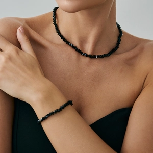 Set minimalista di collana e bracciale con perle di cristallo nero irregolare