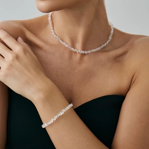 Set minimalista con collana e bracciale in perline di cristallo e pietre irregolari