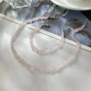 Dettaglio di perline di cristallo rosa con chiusura su seta, per collana o catena occhiali