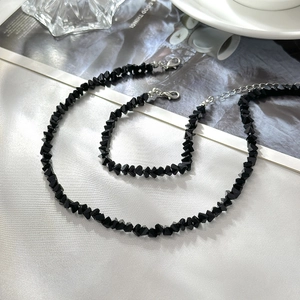 Dettaglio del set collana e bracciale in perline di cristallo nero con chiusura in argento