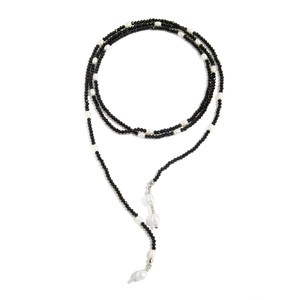 Meerlaagse lange kralenketting met zwarte facetkralen en witte barokparels