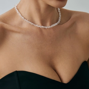 Collana girocollo minimalista con perline di cristallo trasparente irregolari su modella