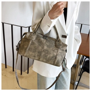 Dettaglio della borsa Boston vintage verde oliva con tracolla regolabile su modella