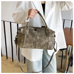 Dettaglio della borsa Boston vintage verde scuro con manici e tracolla rimovibile