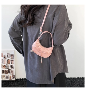 Borsa a mezzaluna in pelle verniciata rosa con fiocco decorativo e manico con perline argentate
