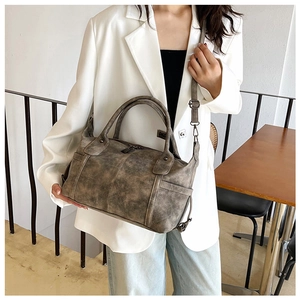 Borsa Boston in pelle vintage abbinata a un blazer bianco e jeans in denim casual