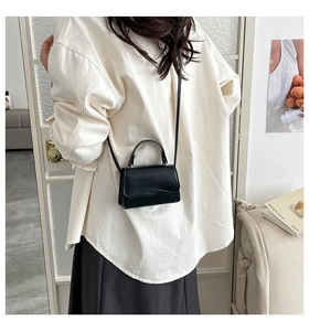 Mini borsa a tracolla in pelle PU nera con patta a onda in una scena di stile di vita